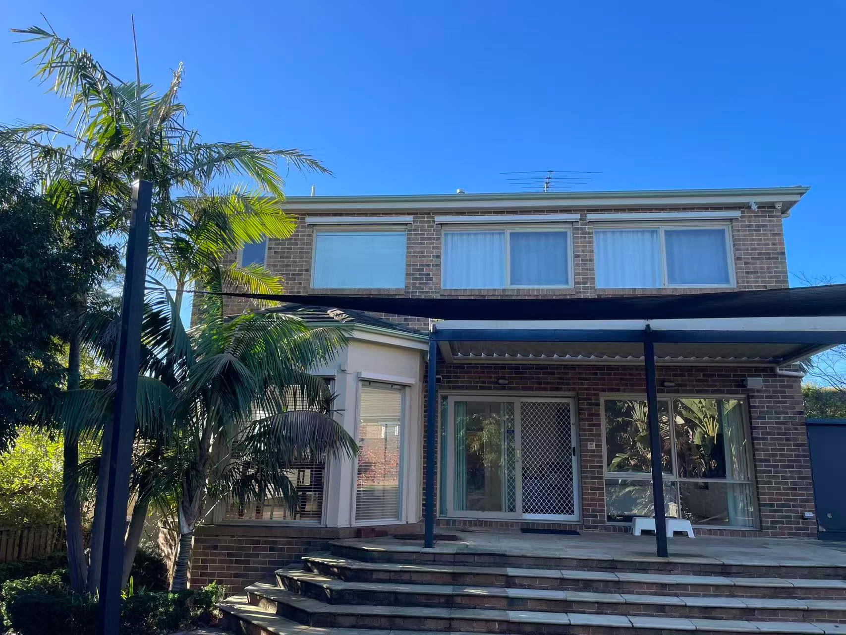 Una casa de ladrillo abierta al jardín en Australia