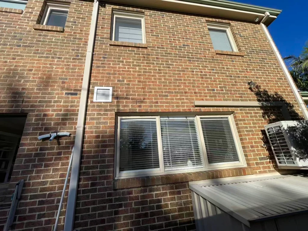 Side elevation with light-coloured window frames