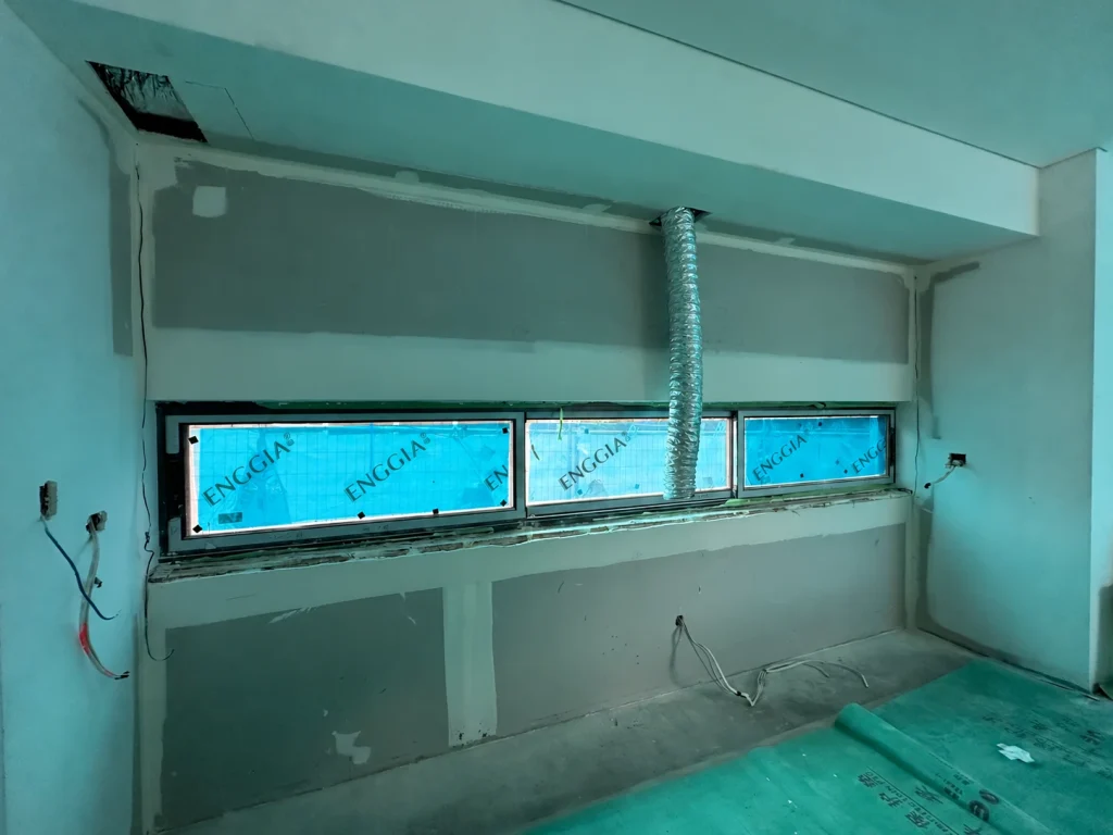 Horizontal window group during interior fitting work
